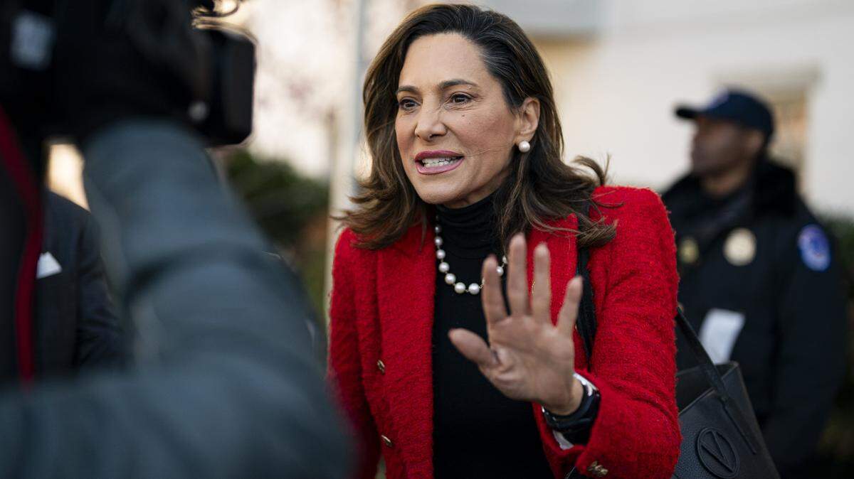 La representante María Elvira Salazar (republicana por Florida) habla con periodistas mientras llega al Capitol Hill Club para una reunión de la Conferencia Republicana de la Cámara de Representantes el 25 de marzo de 2025 en Washington, DC.