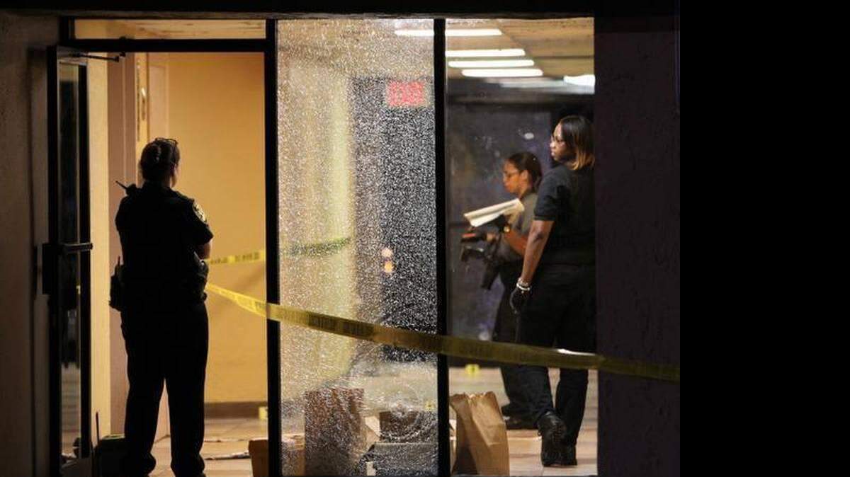 Dos personas fueron baleadas en el Center Court Apartments, sito en el 14899 NE 18th Avenue.