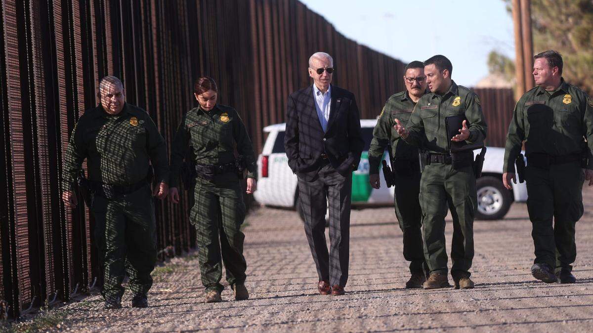 Foto de archivo. El presidente Joe Biden camina junto al muro fronterizo con agentes de Aduanas y Protección Fronteriza durante su visita a El Paso, Texas, el 8 de enero de 2022.