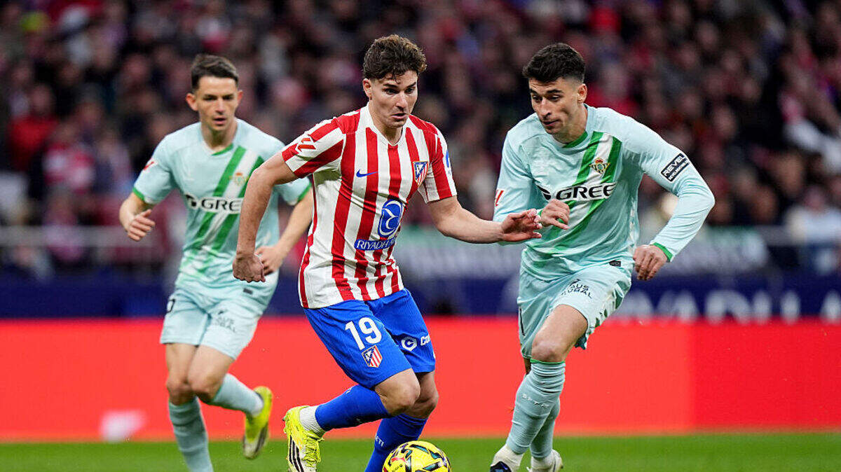 Los seguidores del Atlético de Madrid esperan que el atacante argentino Julián  Álvarez (centro) despierte luego de 101 días sin marcar un gol en el campeonato español. 