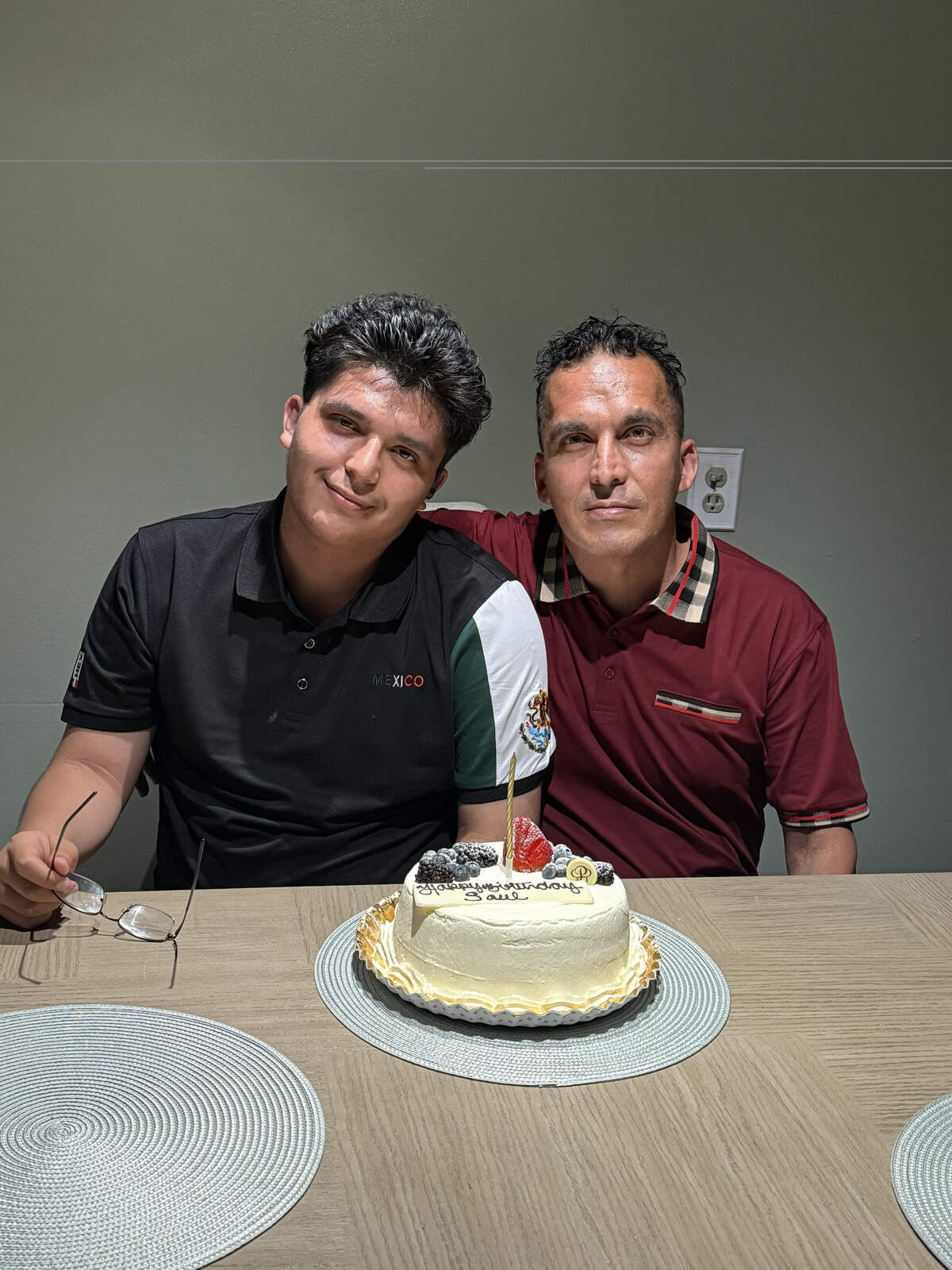 Damian Zermeño en un cumpleaños, unos meses antes de que su padre, Saúl Zermeño (der.), fuera deportado a México. Damian es uno de los cientos de miles de niños —según estimaciones— separado de un padre debido a las políticas de deportación de la administración Trump. Como consecuencia, muchos de estos niños sufren problemas de salud mental y emocional.