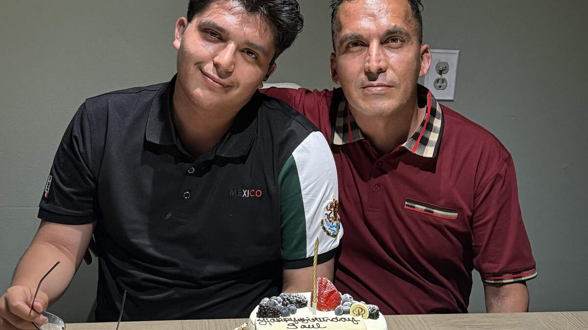 Damian Zermeño en un cumpleaños, unos meses antes de que su padre, Saúl Zermeño (der.), fuera deportado a México. Damian es uno de los cientos de miles de niños —según estimaciones— separado de un padre debido a las políticas de deportación de la administración Trump. Como consecuencia, muchos de estos niños sufren problemas de salud mental y emocional.