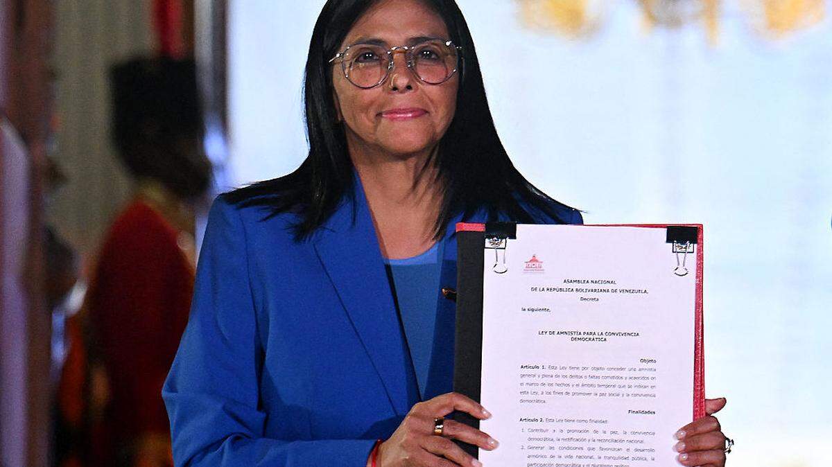 La presidenta interina de Venezuela, Delcy Rodríguez, sostiene la ley de amnistía aprobada por la Asamblea Nacional, en el Palacio de Miraflores en Caracas, el jueves 19 de febrero de 2026.