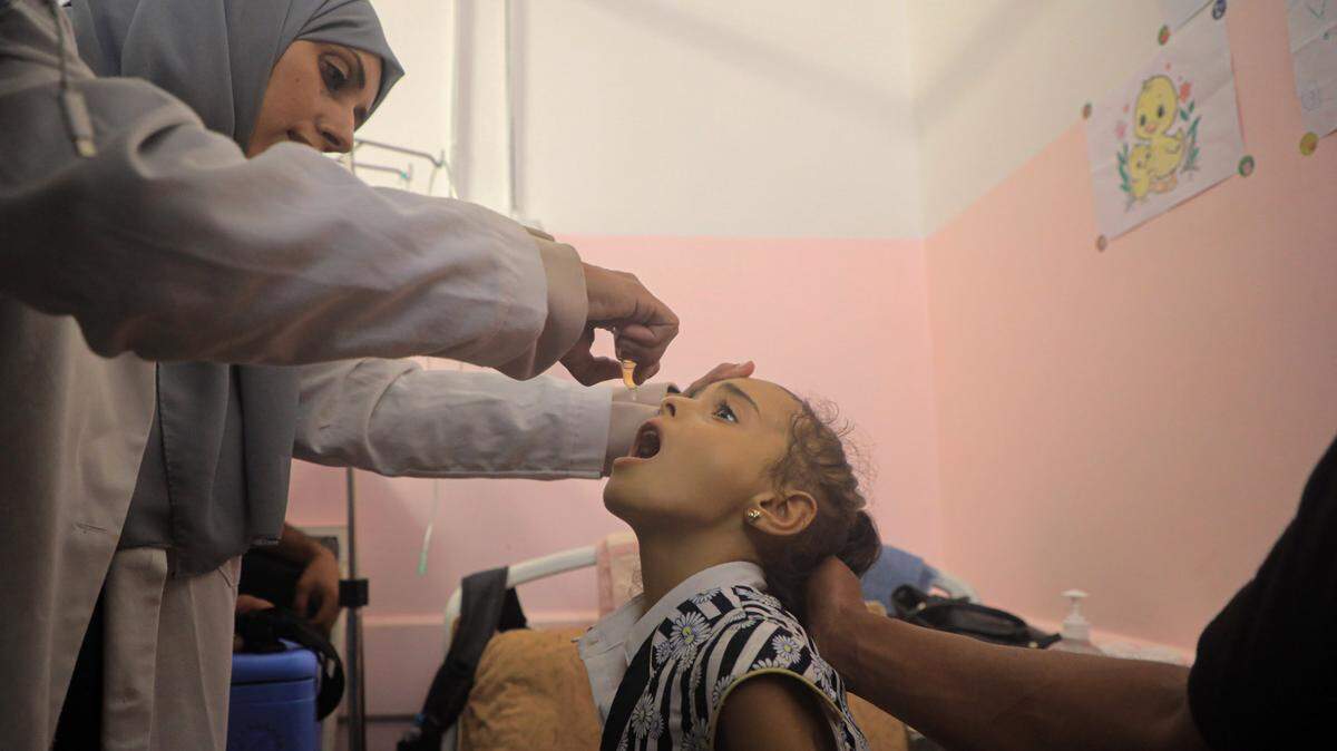 Una niña palestina recibe una dosis de la vacuna contra la polio en el hospital Naser, en la ciudad de Jan Yunis en el sur de la Franja de Gaza, el domingo 1 de septiembre de 2024.
