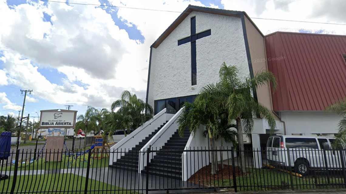 Primera Iglesia Hispana de la Biblia Abierta, que opera Peace Christian Academy en el 490 East 50 Street en Hialeah.