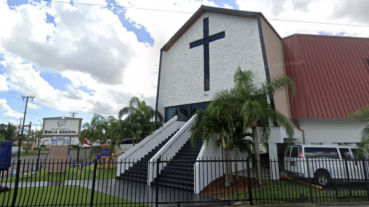 Primera Iglesia Hispana de la Biblia Abierta, que opera Peace Christian Academy en el 490 East 50 Street en Hialeah.