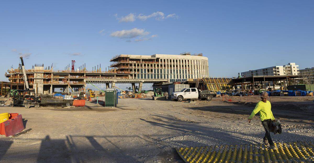Construcción del proyecto de lujo a gran escala el Westin Cocoa Beach Resort & Spa, que está siendo desarrollado por Driftwood Capital, en Cocoa Beach, Florida.