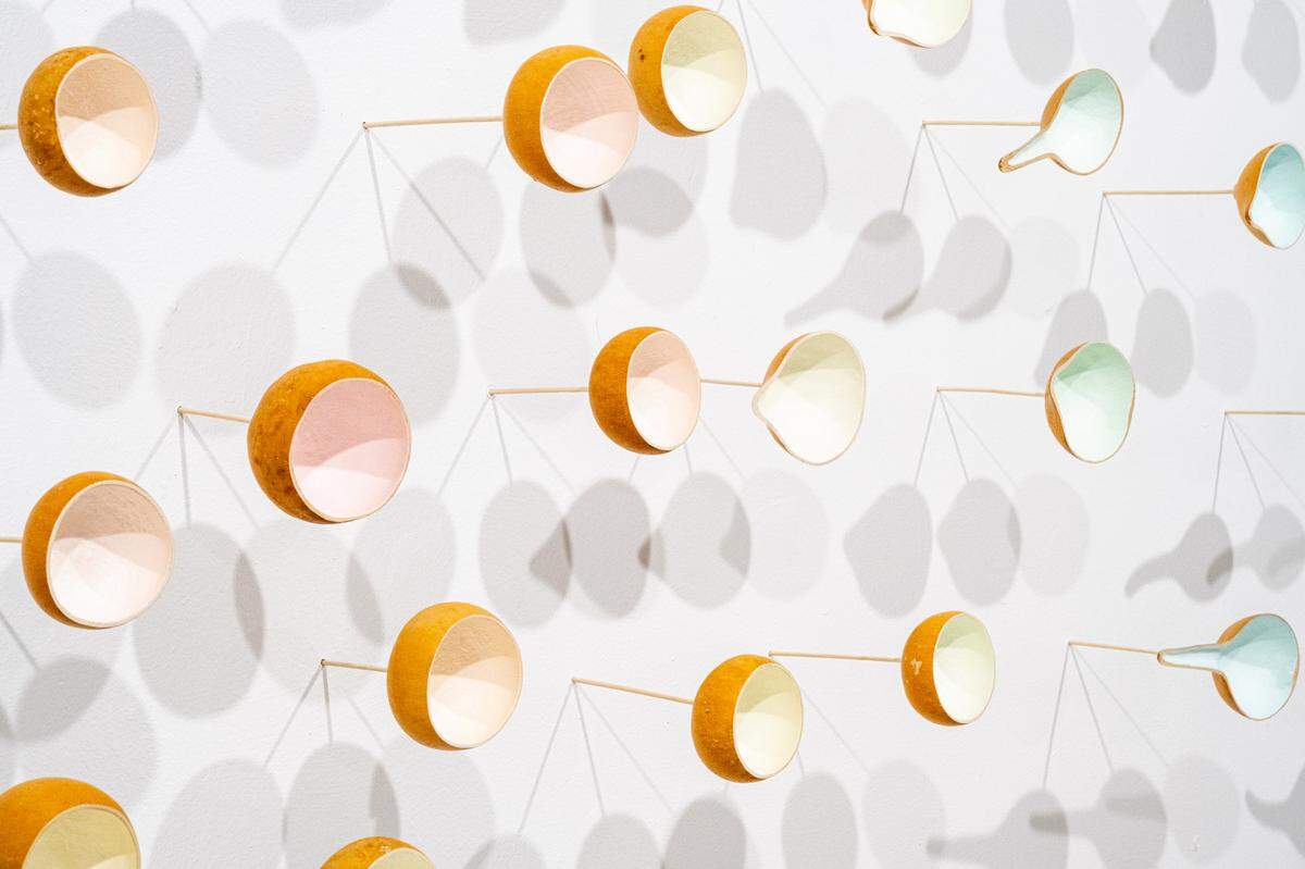 Detalle de ‘CIS_YKW_74’, mini-calabazas elongadas, todas pintadas en tonos de blanco, trabajadas por los Yekwanas, madera, palos de bambú, acrílicos.