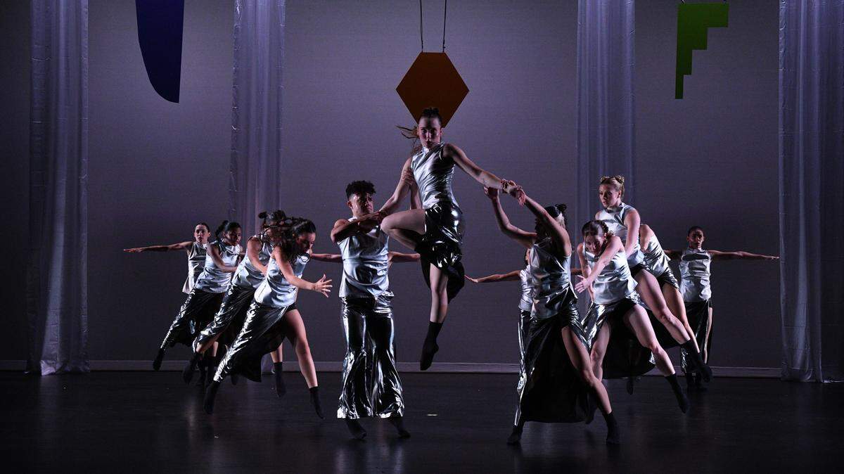 Un momento deslumbrante en ‘See the Light’, coreografía de Brianna Campbell interpretada por STYX The Company, uno de los grupos participantes en MIAMI DANCES 2026.
