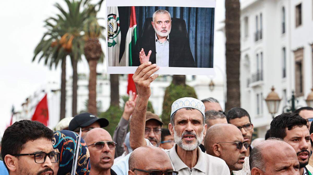 Manifestantes protestan la muerte del líder político de Hamás, Ismail Haniyeh, el miércoles 31 de julio de 2024 en Rabat, Marruecos.