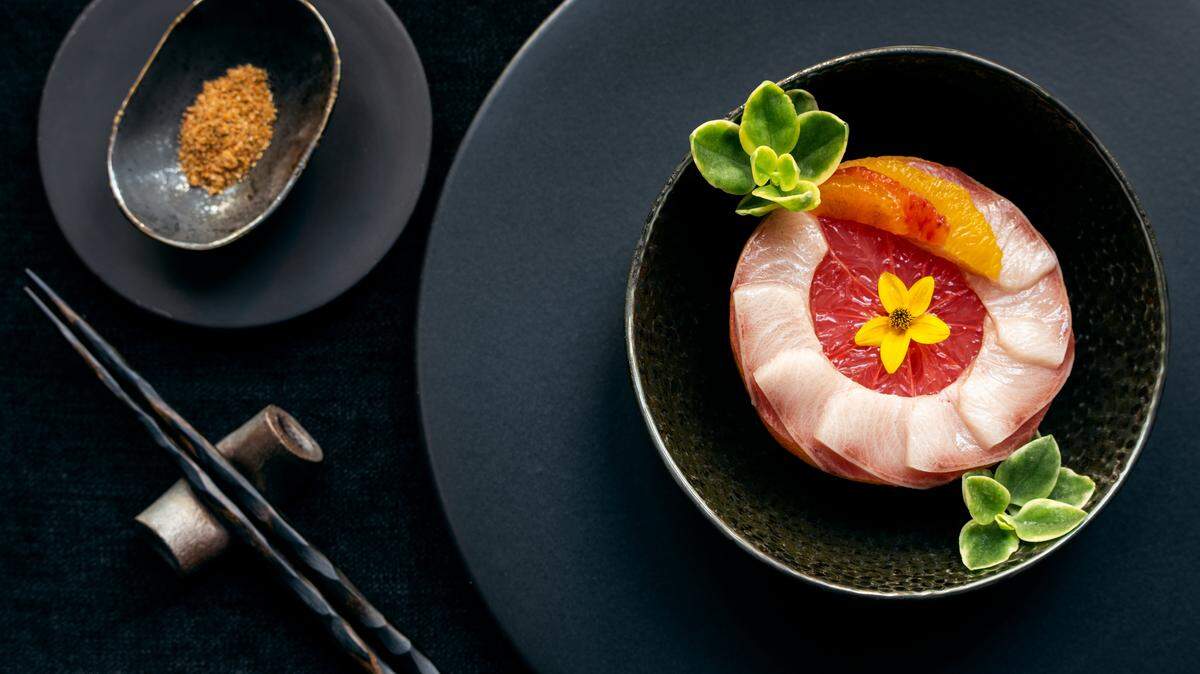 Hamachi con rodajas de toronja rosada.
