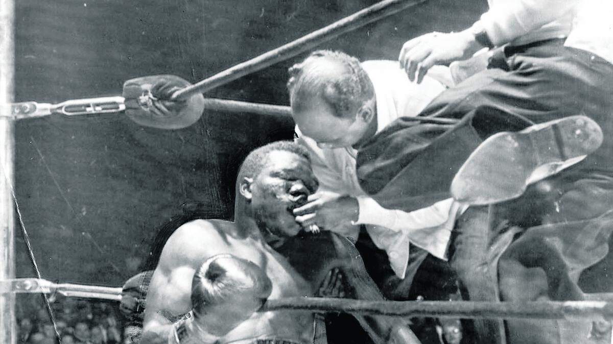 El campeón cubano de peso welter Benny ‘Kid’ Paret recibe asistencia en su pelea con Emile Griffith el 24 de marzo de 1962.
