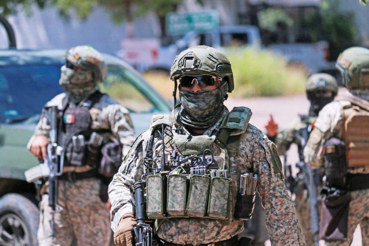 Las fuerzas militares y la Guardia Nacional llevaron a cabo una operación en el sector Jardines de Santa Fe, en Culiacán, en busca de “El Piyi”, un importante miembro del Cártel de Sinaloa vinculado a un grupo criminal conocido como Los Chapitos, el 19 de septiembre de 2024.