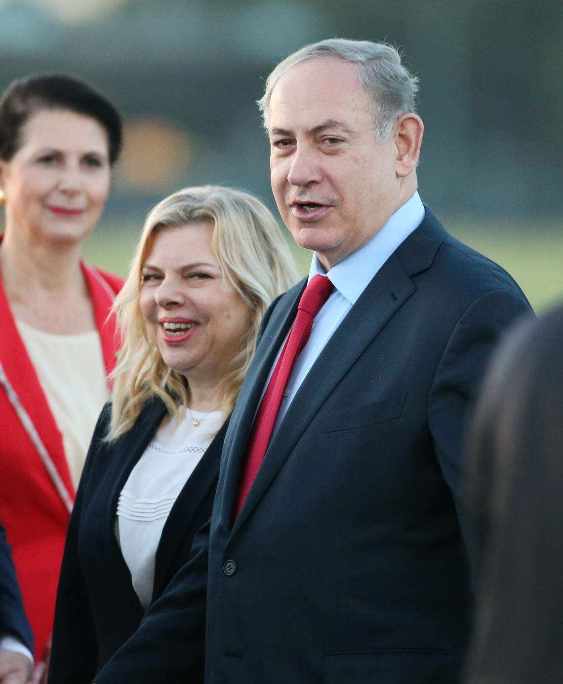 El primer ministro de Israel, Benjamín Netanyahu, y su esposa Sara Netanyahu, tras llegar al aeropuerto de Sídney (Australia).