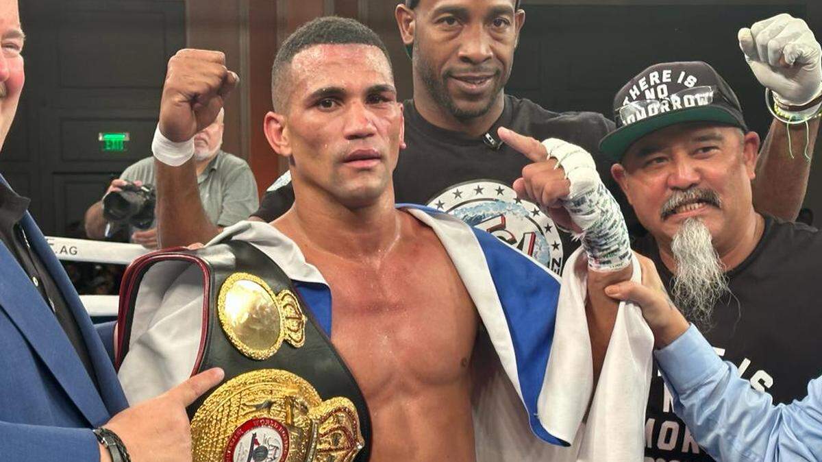 Orestes Velázquez logró dominar al Búfalo Negro. El cubano superó por nocaut al africano Mohamed Soumaoro, en un duelo que formó parte de la velada de DAZN que tuvo lugar en el Hotel Caribe Royale de Orlando, Florida