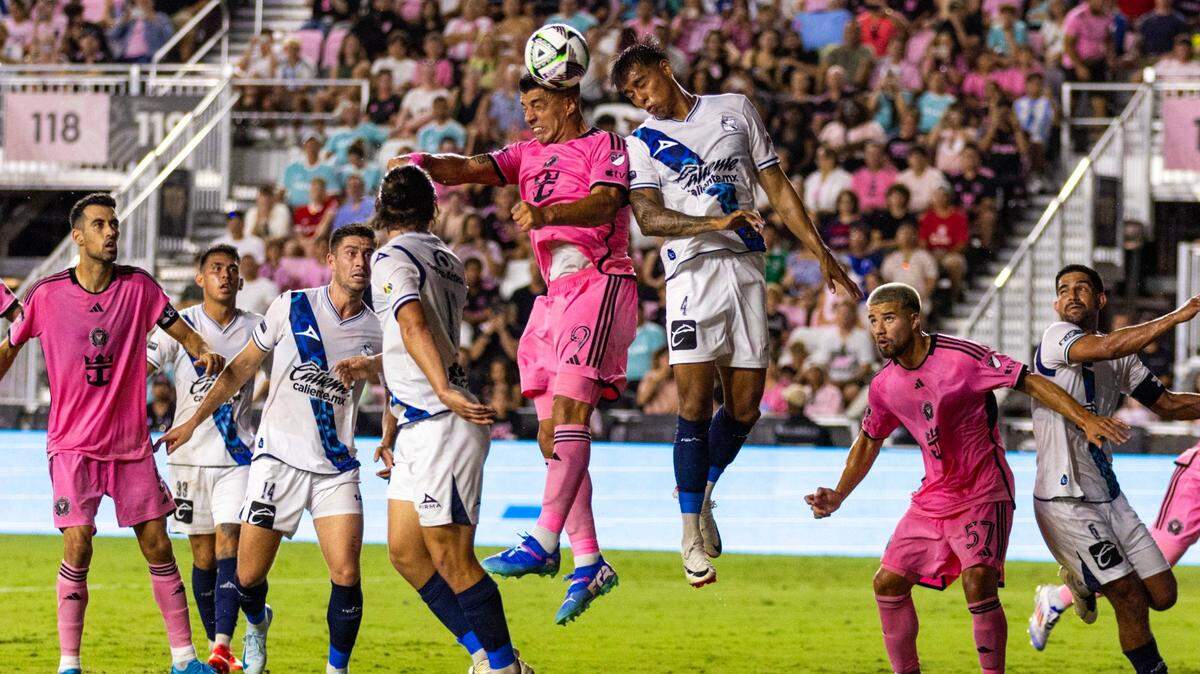 El delantero del Inter Miami Luis Suárez (centro) disputa el balón con Efraín Zavala, de Puebla, en el partido de la Leagues Cup, celebrado el 27 de julio de 2024 en el Chase Stadium en Fort Lauderdale, Florida.