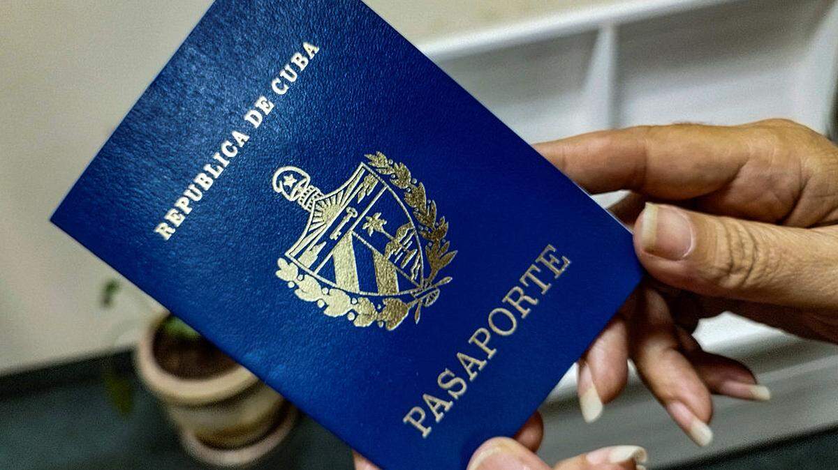 En esta foto de archivo, una mujer sostiene su pasaporte cubano en La Habana el 16 de mayo de 2023. 