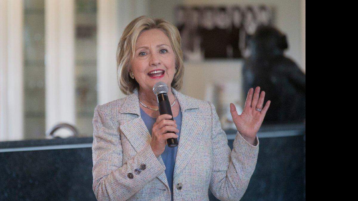 La precandidata demócrata Hillary Clinton conversa con simpatizantes en en un evento especial el domingo 26 de julio, en Carroll, Iowa. 