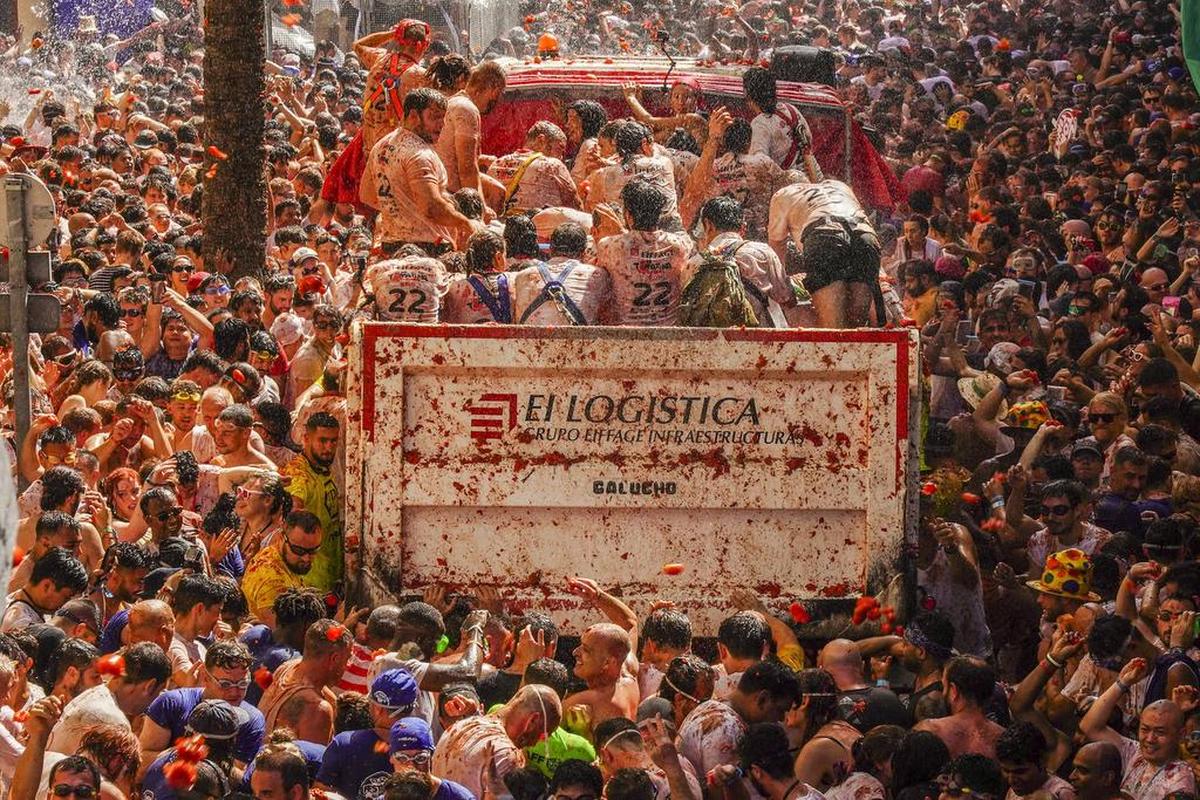 Juerguistas se tiran tomates unos a otros durante la fiesta anual "Tomatina", una pelea de tomates en el pueblo de Buñol, cerca de Valencia, España, el miércoles 31 de agosto de 2022.(Foto AP/Alberto Saiz)