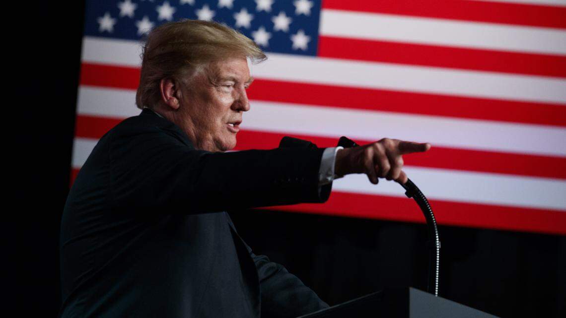 El presidente Donald Trump habla ante una audiencia el 3 de julio de 2018, en West Virginia. Para alinear sus políticas con las del gobierno, USCIS ajustó una guía con el objetivo de acelerar las deportaciones.