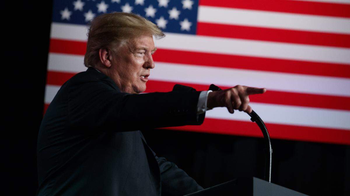 El presidente Donald Trump habla ante una audiencia el 3 de julio de 2018, en West Virginia. Para alinear sus políticas con las del gobierno, USCIS ajustó una guía con el objetivo de acelerar las deportaciones.