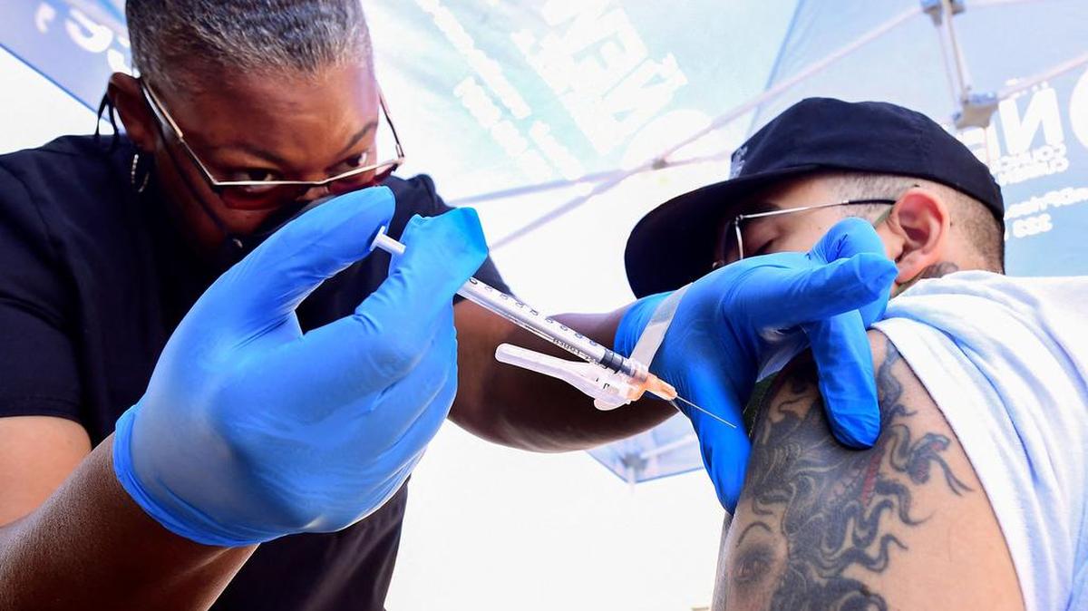 Una enfermera administra la vacuna Pfizer COVID-19 en una clínica móvil el 16 de julio de 2021 en Los Ángeles. FREDERIC J. BROWN / AFP/Getty Images / TNS