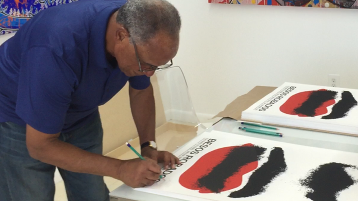 René Azcuy firmando edición conmemorativa de Besos robados. Miami, 2015.