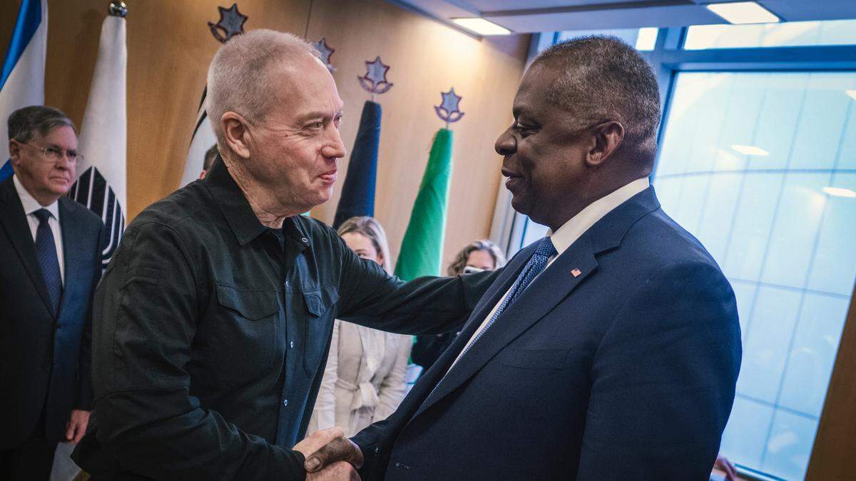Foto de archivo. El ministro de Defensa de Israel, Yoav Gallant (izq.), saluda al Secretario de Defensa de Estados Unidos, Lloyd Austin, el 18 de diciembre de 2023 en Tel Aviv.