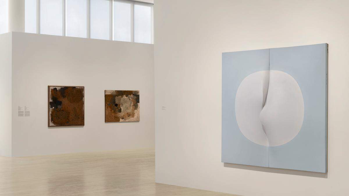 A la derecha la obra ‘Lunar V’, ca. 1973, acrílico sobre lienzo estirado, 80 x 75 pulgadas. El Instituto de Arte Contemporáneo de Miami expone hasta octubre una extensa muestra de la obra de la artista cubana de 98 años, Zilia Sánchez.