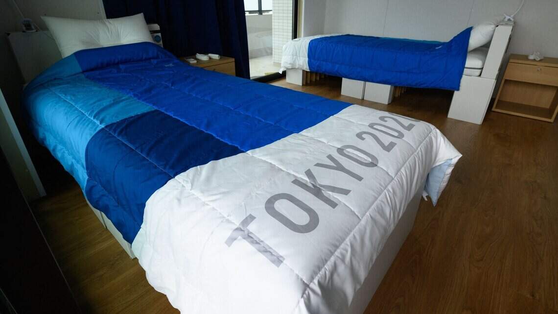 Probar las camas de cartón “antisexo”, una gran diversión para los atletas en la Villa Olímpica