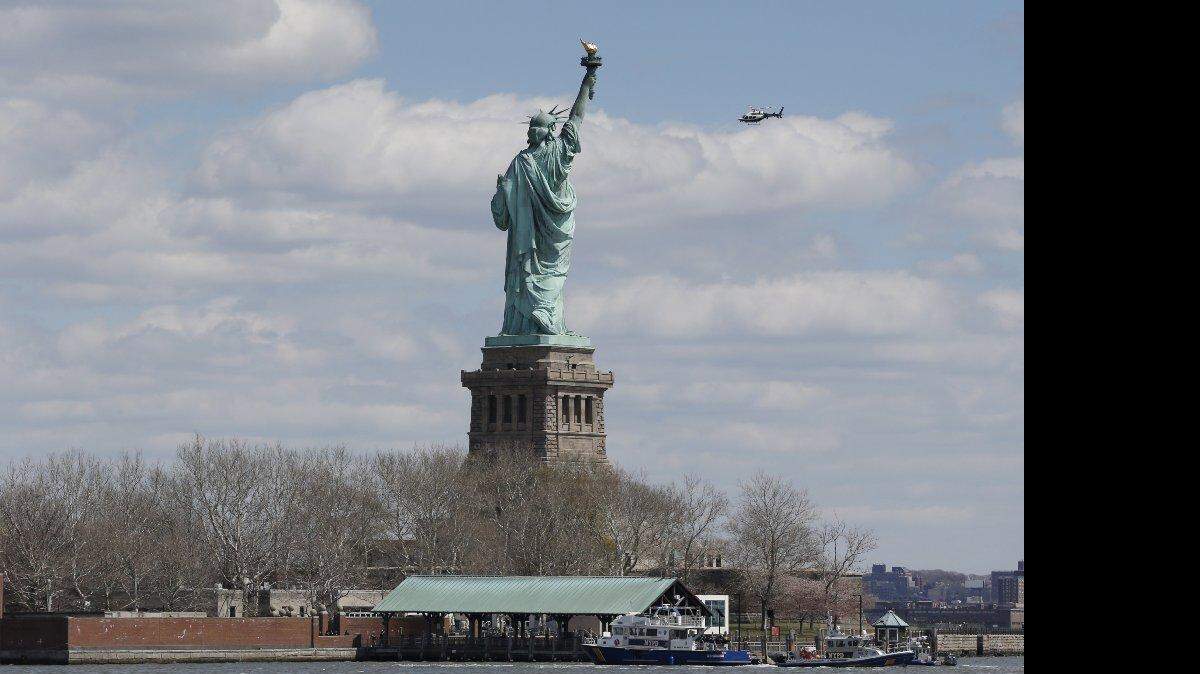 La Estatua de la Libertad fue evacuada debido a un informe de un paquete sospechoso visto desde Jersey City, Nueva Jerse, el viernes, 24 de abril de 2015. 