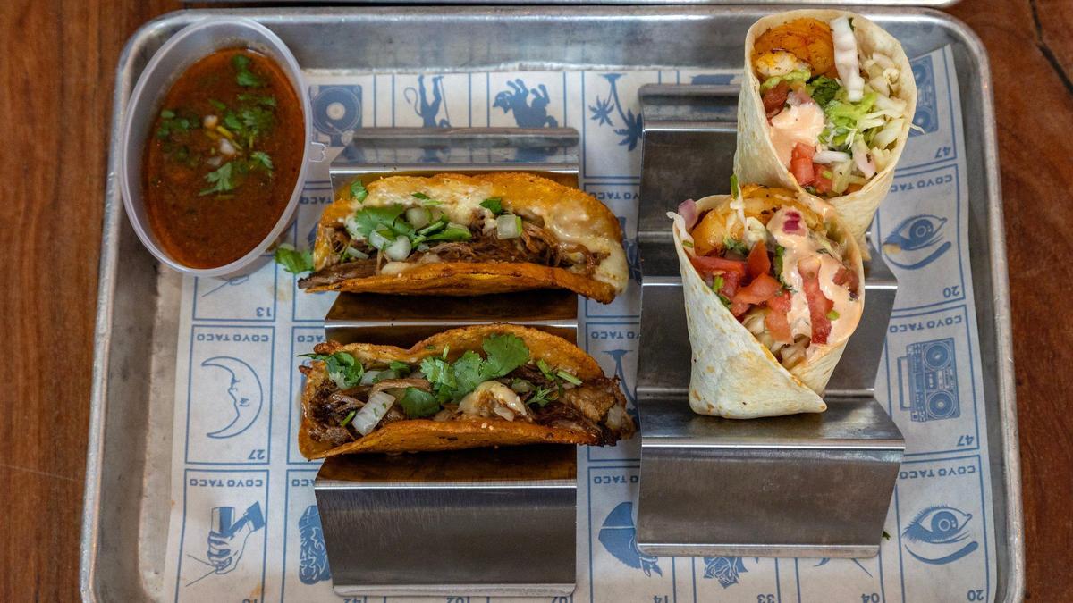 Tacos de birria y de camarones, dos de los platillos más populares en Coyo Taco. Los tacos de carne asada son los más populares y siempre lo han sido.
