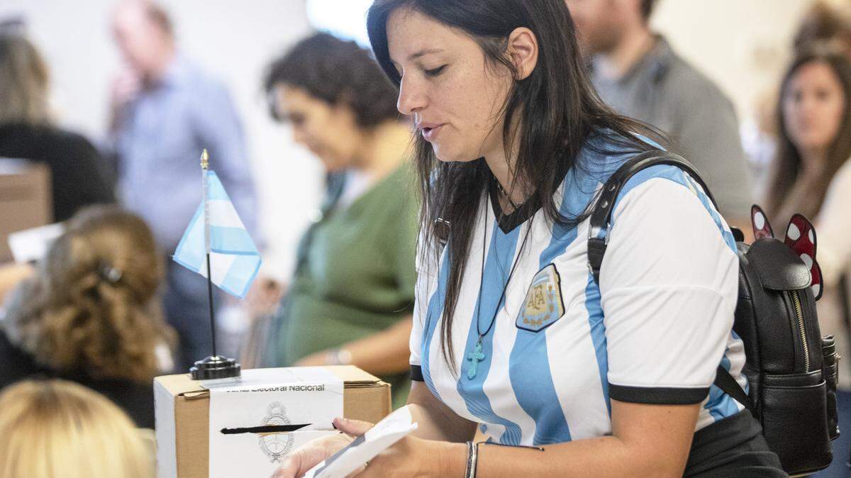 Argentinos residentes en Miami participan en las elecciones generales de su país y ejercen su derecho al voto en el Consulado General de Argentina en esta ciudad, el domingo 27 de octubre de 2019.