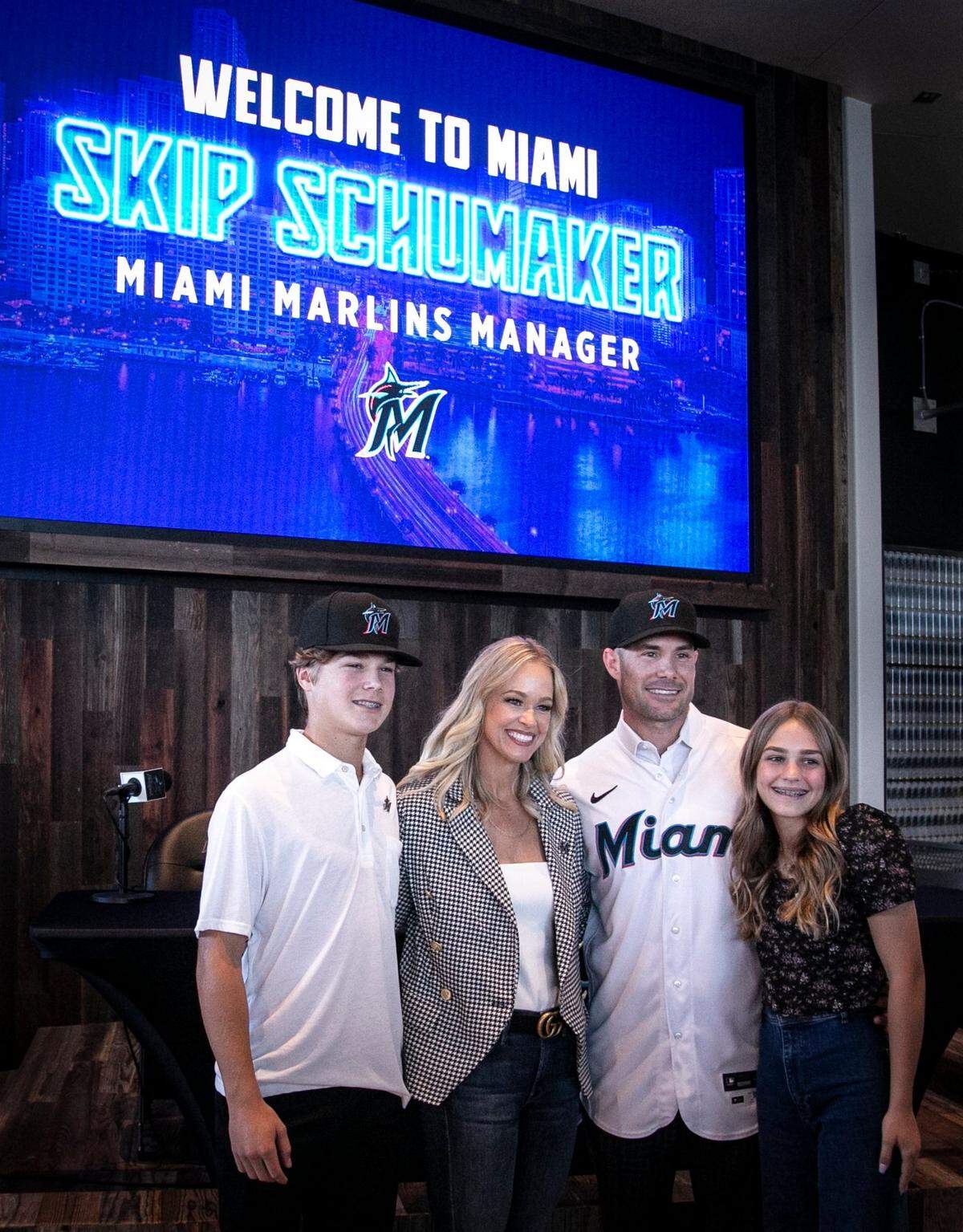 Skip Schumaker y su familia en su presentación como nuevo manager de los Marlins, el 3 de nociembre de 2022 en el loanDepot park de Miami.