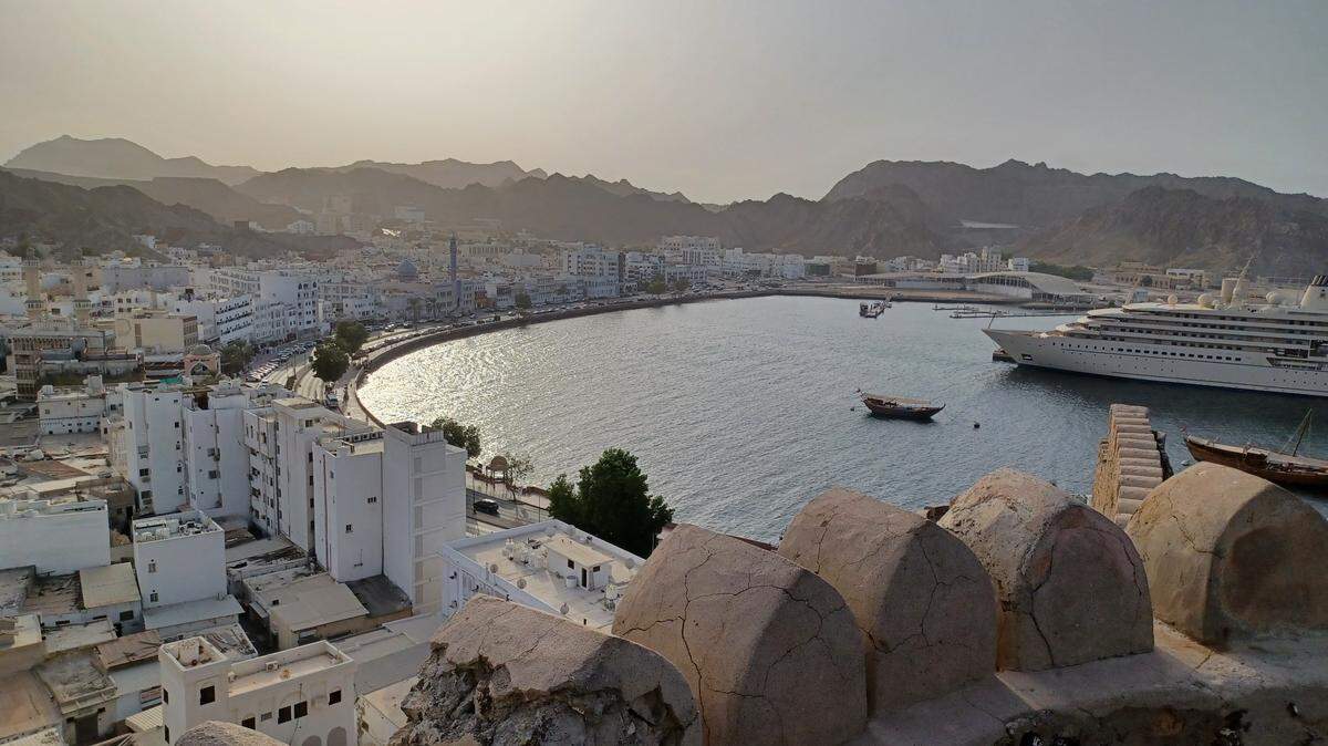 Vista de la bahía desde la fortaleza de Mutrah.