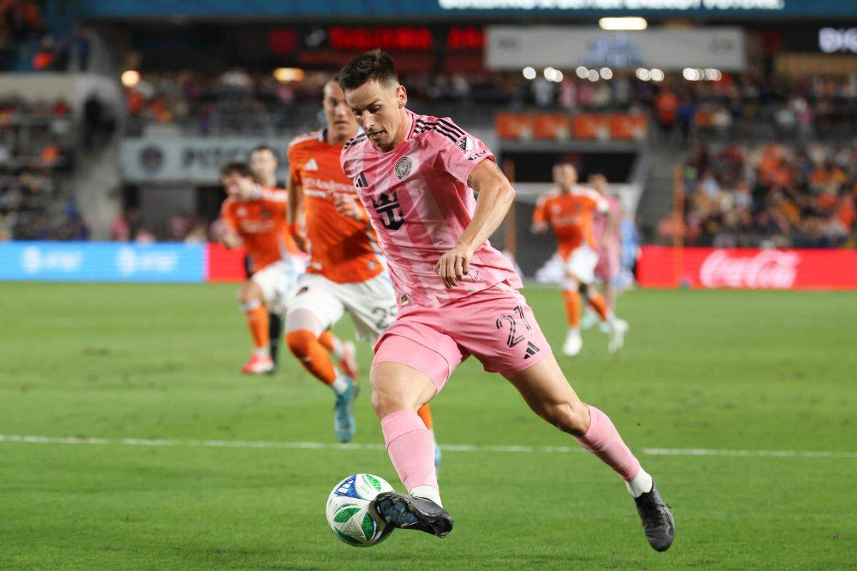 El jugador del Inter Miami Tadeo Allende anota un gol ante Houston Dynamo, en el partido de la MLS celebrado el 2 de marzo de 2025 en el Shell Energy Stadium en Houston. 
