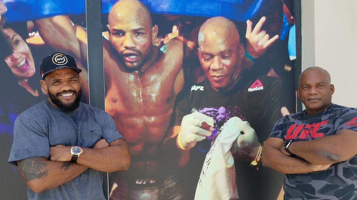 YOEL ROMERO junto al entrenador Pedro Lay en el gimnasio donde tuvieron su campamento para el choque del 17 de agosto.