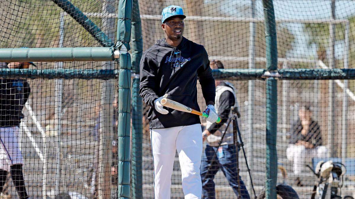 El jardinero de los Marlins Jesús Sánchez practica en una caja de bateo en la pretemporada, el 20 de febrero de 2024 en el Roger Dean Chevrolet Stadium en Jupiter, Florida.
