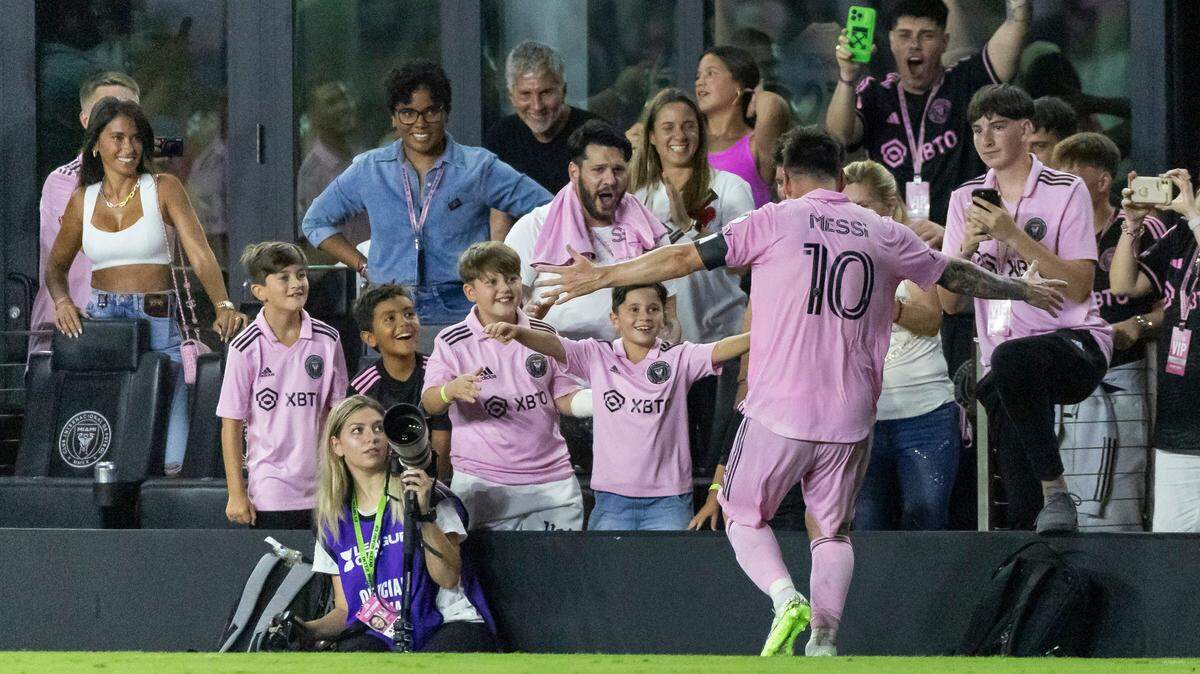 Lionel Messi celebra con sus hijos tras marcar un gol para Inter Miami en el partido contra Cruz Azul en la Leagues Cup, celebrado el 21 de julio de 2023 en el DRV PNK Stadium en Fort Lauderdale, Florida.