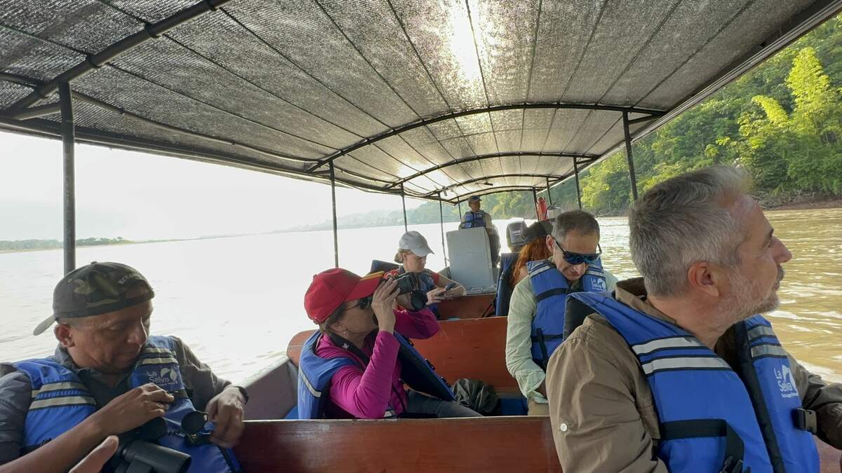 Excursionistas por el río Napo cuya anchura sobrecogedora varía de uno a cuatro kilómetros en la parte alta.