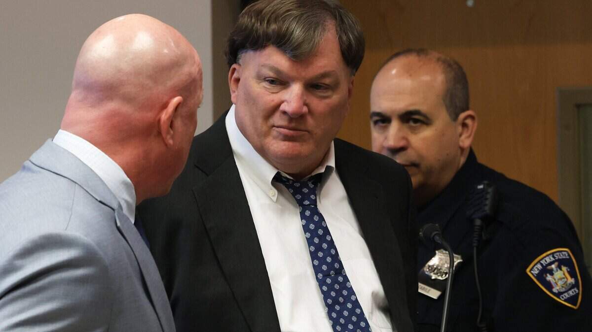 Rex A. Heuermann se declara culpable en la corte por los asesinatos de ocho mujeres durante una serie de crímenes que se extendió por 17 años, el 8 de abril de 2026 en Riverhead, Nueva York.