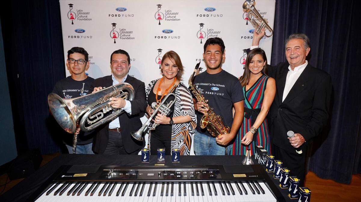 Olga Tañón durante la visita al Hialeah Senior High junto a dos estudiantes de música, Pamela Silva Conde, Joe Ávila, vicepresidente de Ford Motor Company Fund (segundo desde la izq) y Manolo Díaz (presidente de la Fundación Cultural Latin Grammy).