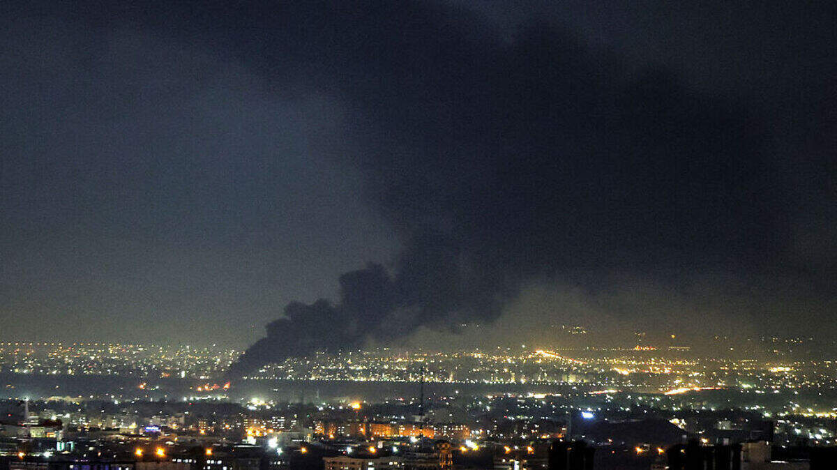 Una columna de humo se eleva desde el lugar donde ocurrió un ataque estadounidense-israelí en la capital iraní, Teherán, el martes 7 de abril de 2026.