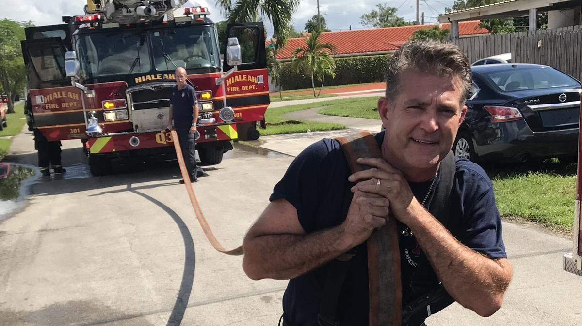 Eric Johnson, de 50 años, presidente del sindicato de bomberos del Departamento de Hialeah, donde ha trabajado desde hace más de 20 años de servicio, ha sido diagnosticado con cáncer de colon, uno de los tipos de cáncer más comunes entre los rescatistas. La ciudad de Hialeah se ha unido a una demanda multidistrito para reclamar los daños resultantes de la contaminación causada por químicos que se usan para extinguir el fuego.