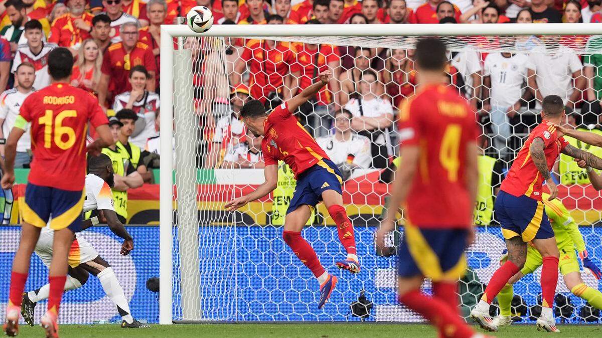 Mikel Meriño anota de cabeza el gol del triunfo para España ante Alemania en el partido de cuartos de final de la UEFA Euro 2024 en el Stuttgart Arena este viernes 5 de julio de 2024.