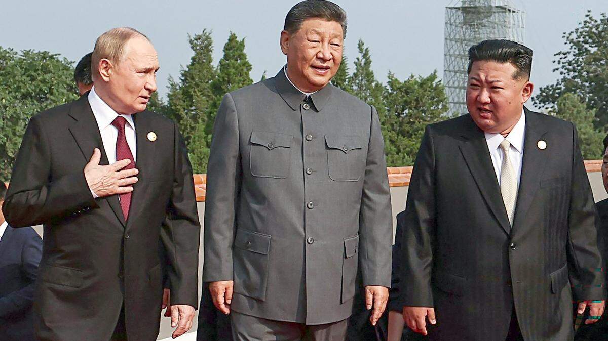 LOS DICTADORES: El presidente de Rusia, Vladimir Putin, el presidente de China, Xi Jinping, y el líder de Corea del Norte, Kim Jong Un llegaron juntos esta semana a la tribuna de honor instalada en la plaza de Tiananmen de Pekín, poco antes del inicio del desfile militar con el que China conmemora el 80º aniversario del final de la Segunda Guerra Mundial. 