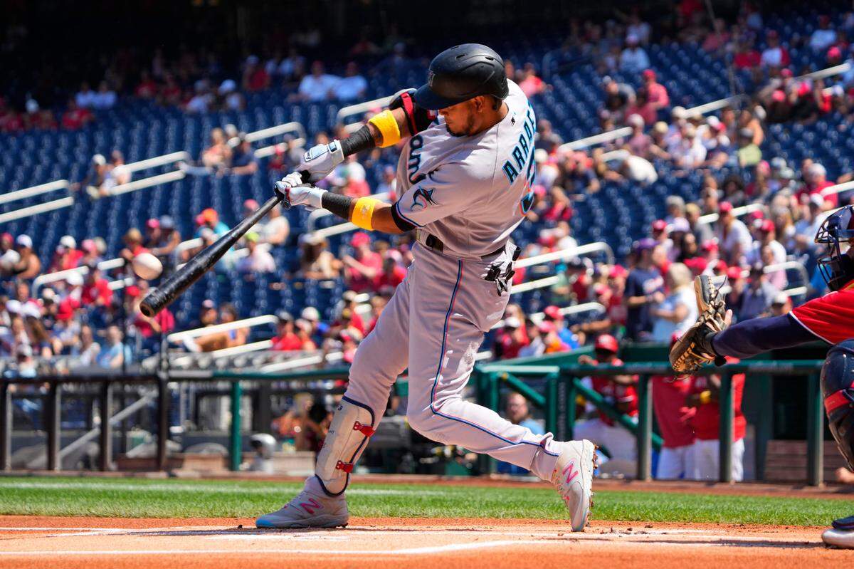 El segunda base de los Marlins de Miami Luis Arráez batea un jonrón en el primer inning del partido ante los Nacionales, celebrado el 3 de septiembre de 2023 en Washington.