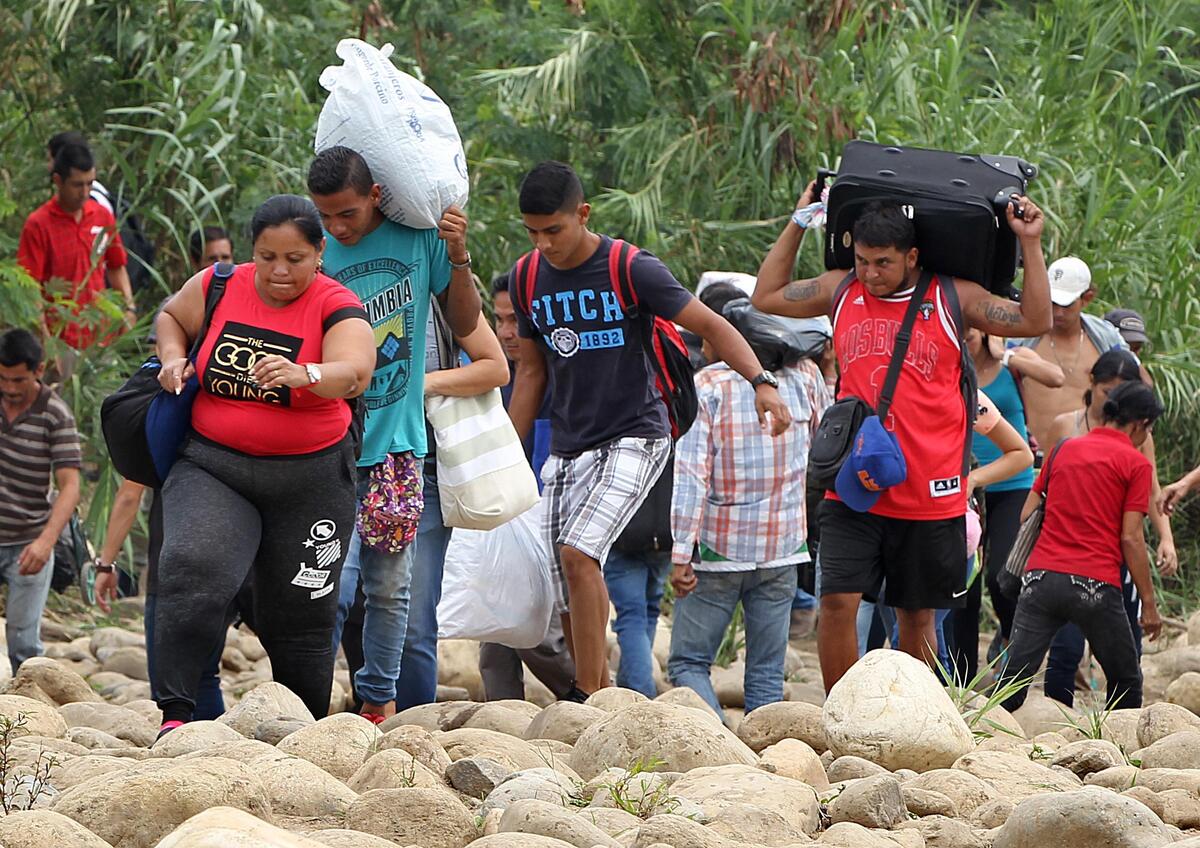 El cierre de la frontera entre Colombia y Venezuela ha obligado a muchos a buscar rutas alternas para ir de un país a otro.
