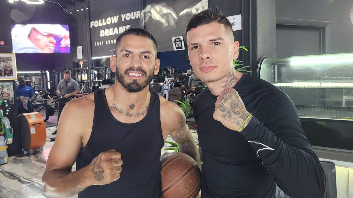 Roger Gutiérrez (der.) ha venido a Miami a entrenar en el BXER Gym junto a su compatriota Jorge Linares. 