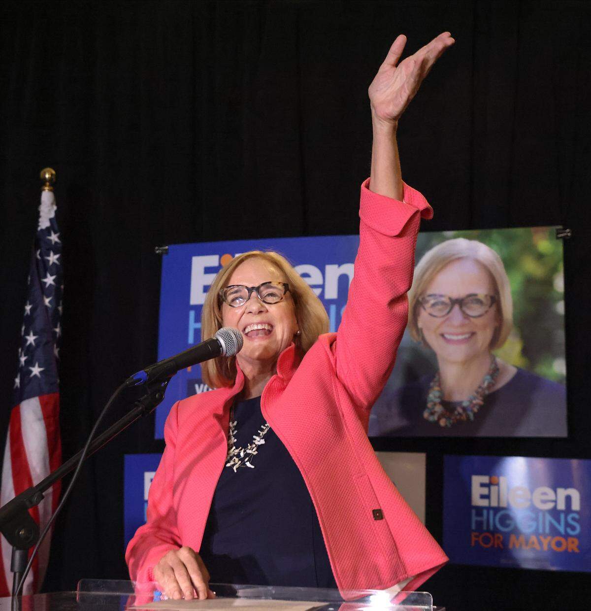 La candidata a la Alcaldía de Miami, Eileen Higgins, saluda y agradece a su personal y simpatizantes durante la fiesta de seguimiento de los resultados electorales en el hotel Yotel, el martes 4 de noviembre de 2025 en Miami, Florida.